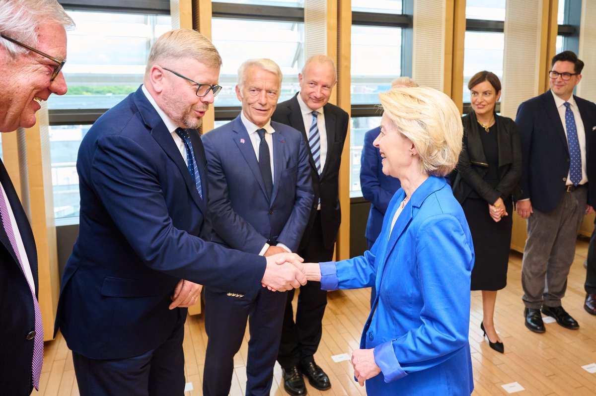 Wczoraj na zakończenie bardzo europejskiego dnia robocza kolacja #businesseurope z Przewodniczącą Komisji Europejskiej. 
Bardzo dobre rozmowy z obustronną deklaracją walki o konkurencyjność europejskiej gospodarki