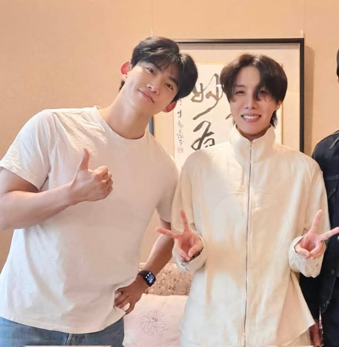 Wait... Hobi with Taecyeon??? 😭