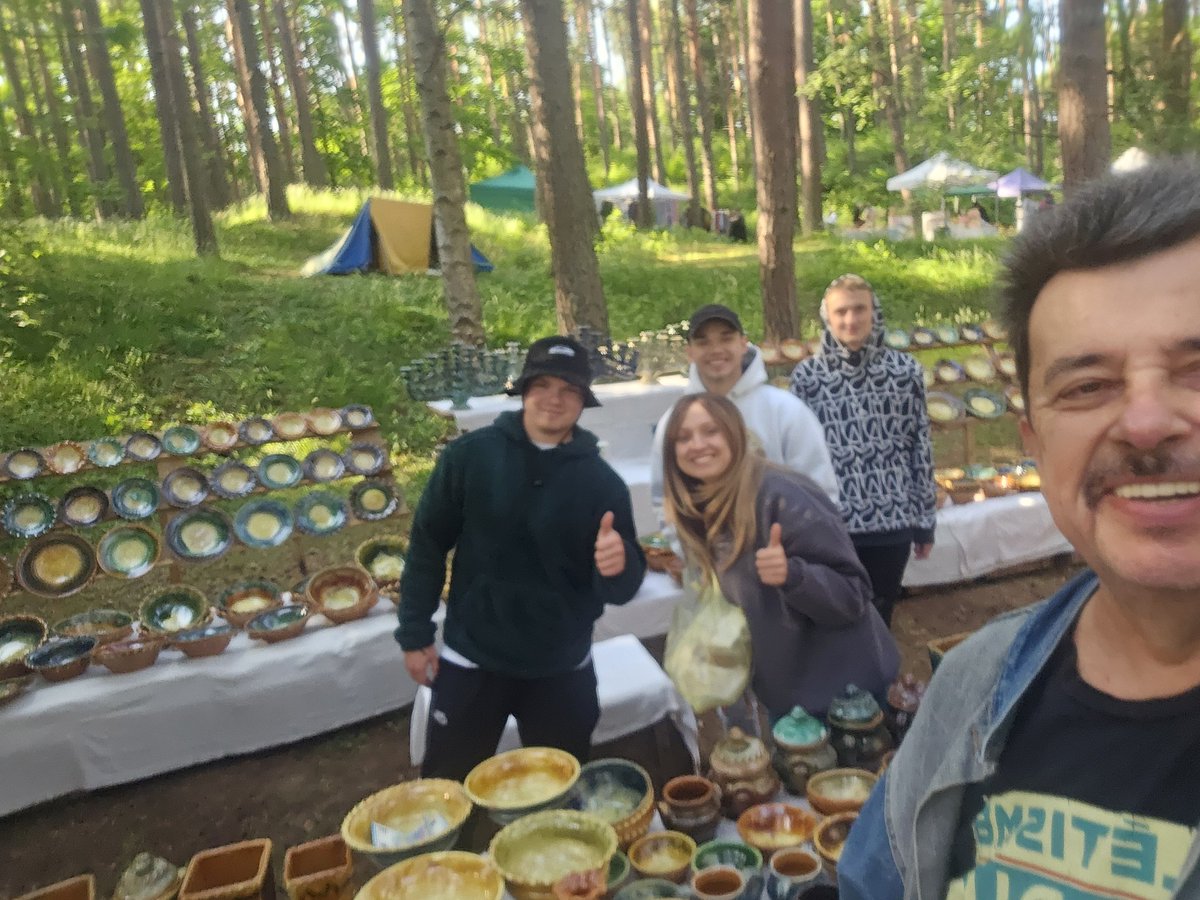 normundsbelskis's tweet image. Beidzot! Gadatirgū pēc 3 gadu pārtraukuma! Braucu uz Skultes titgu, bet nokļuvu Brīdabas muzejā😂 Protams, vispirms pie Latgales keramikas😍💫
Daina sajūsmā par pirkumu😍
#gadatirgus
#brīvdabasmuzejs
#latgaleskeramika