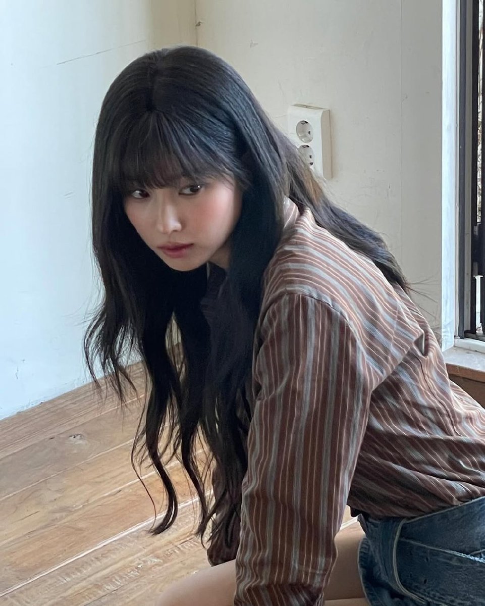 hyrewon's tweet photo. Sitting on the sunlit wooden floor, I let my striped shirt blend softly with my denim as little rays of light play in my 𝒉𝒂𝒊𝒓. ☀️ The open door lets a gentle, warm glow fall over the old wood, creating such a dreamy haze. ﹢˚ ❀‌ https://t.co/2APrDLEYmW