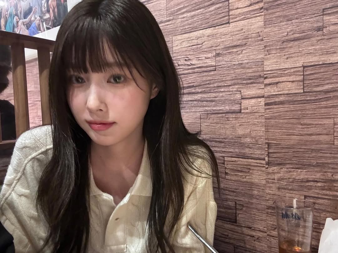 hyrewon's tweet photo. I hold this pretty glass of golden drink, its tiny 𝐛𝐮𝐛𝐛𝐥𝐞𝐬 dancing and tickling my hand. 🍺 A soft light shines on the edge, and each little bubble spins like it's dancing inside the glass. I enjoy this sweet little treat! 𓋜 ⋆ ࣪ https://t.co/UF2IjUzh4r