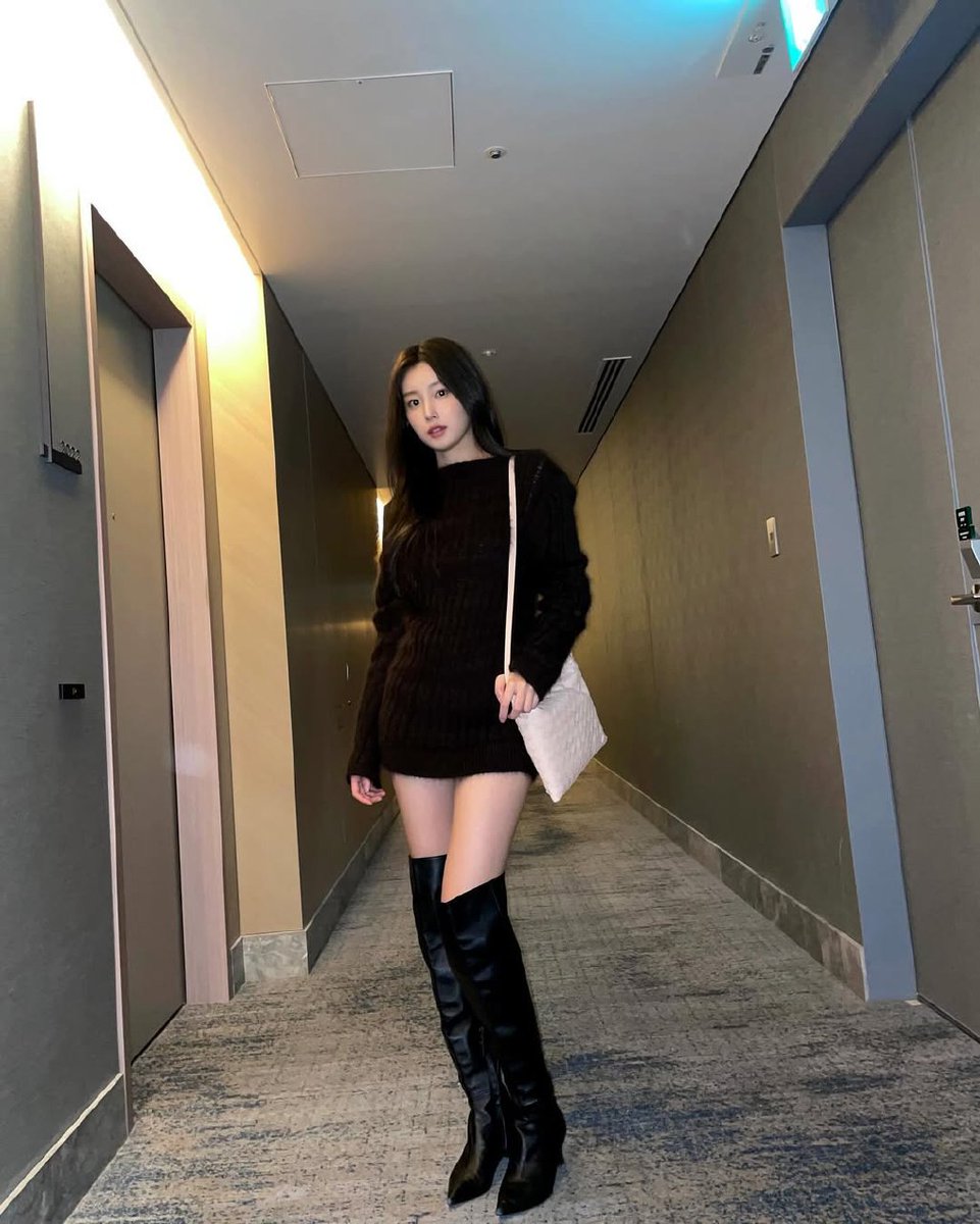 hyrewon's tweet photo. My soft, dark sweater wraps around me perfectly as a pale bag swings by my side; the warm hallway lights dance on my leather boots, and little sparks of excitement follow 𝗲𝘃𝗲𝗿𝘆 𝘀𝘁𝗲𝗽 I take. 👜 ₊  ׁ  ◌ https://t.co/VjbK2VbW69