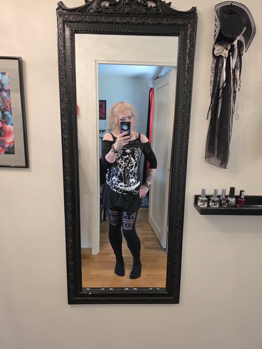 Comfy look today, cause the weather isn't the best. And we are heading to the International food market in town soon...
Have a fabulous weekend gorgeous Darklings!

#Eldergoth #goth #comfygoth #Gothyoutuber #generationx #over50 #NotaPhase #beyourself