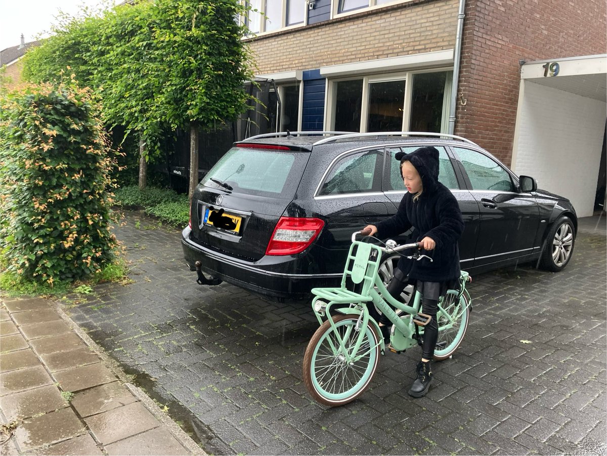 markboot1973's tweet image. Het regent, ik ben 6 en ga even naar de speelgoedwinkel om plaknagels te kopen. Spannend? Ja, voor papa!