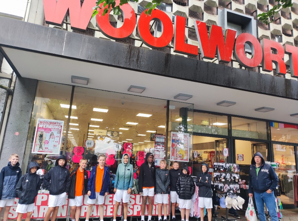 Leechapelsch's tweet image. 😎⚽🏃Guten Morgen! Wie geht es dir?! These Basildon lads truly love to pose and they never miss an opportunity for a photo shoot! #ladsontour #strikeapose 🏃⚽😎