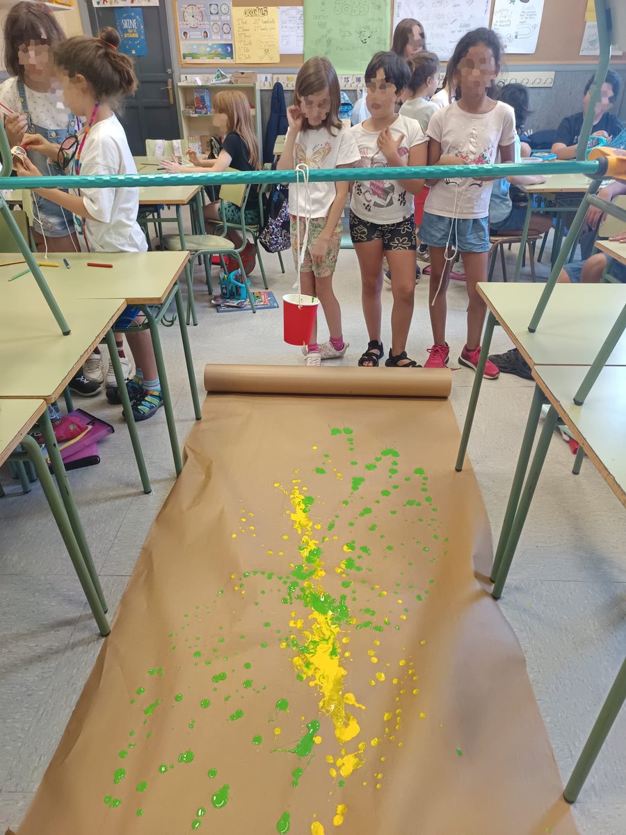 LaPalomaCEIP's tweet photo. Arte y ciencia. Pintamos con péndulos fabricados en clase y vemos cómo funciona la gravedad. 4º de primaria de #LaPalomaCEIP https://t.co/ejJguW2heQ