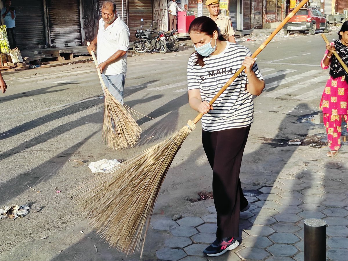बाड़मेर कलेक्टर टीना डाबी ने बाड़मेर जिले को स्वच्छ बनाने के लिए खुद सफाई का जिम्मा संभाला है, बाकि जिलो के कलेक्टर भी धरातल पर उतरे