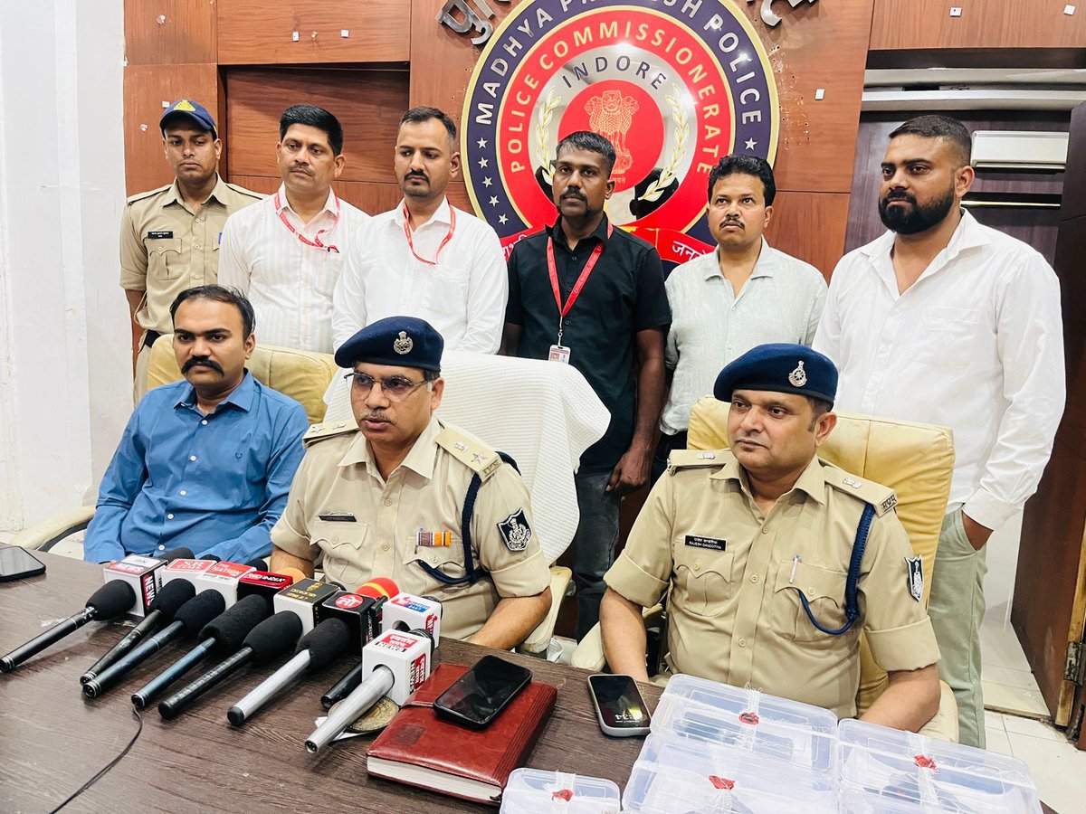 Commissioner of Police,Indore (@cp_indore) on Twitter photo рдХреНрд░рд╛рдИрдо рдмреНрд░рд╛рдВрдЪ рдЗрдВрджреМрд░ рдкреБрд▓рд┐рд╕ рдХреА рдХрд╛рд░реНрдпрд╡рд╛рд╣реА рдореЗрдВ рдмрдбрд╝рд╡рд╛рдиреА рдЬрд┐рд▓реЗ рдХрд╛ рдЕрд╡реИрдз рдлрд╛рдпрд░ рдЖрд░реНрдореНрд╕ рддрд╕реНрдХрд░ рдЖрд░реЛрдкреА рдЧрд┐рд░рдлреНрддрд╛рд░редрдЖрд░реЛрдкреА рдХреЗ рдХрдмреНрдЬреЗ рд╕реЗ 08 рдкрд┐рд╕реНрдЯрд▓ рдордп рдореИрдЧрдЬреАрди, 02 рдЬрд┐рдВрджрд╛ рдХрд╛рд░рддреВрд╕ рдПрд╡рдВ 01 рдореЛрдЯрд░ рд╕рд╛рдЗрдХрд┐рд▓ рдЬрдкреНрддред рдХреНрд░рд╛рдИрдо рдмреНрд░рд╛рдВрдЪ рдЗрдВрджреМрд░ рдкреБрд▓рд┐рд╕ рдХреА рдХрд╛рд░реНрдпрд╡рд╛рд╣реА рдореЗрдВ рдмрдбрд╝рд╡рд╛рдиреА рдЬрд┐рд▓реЗ рдХрд╛ рдЕрд╡реИрдз рдлрд╛рдпрд░ рдЖрд░реНрдореНрд╕ рддрд╕реНрдХрд░ рдЖрд░реЛрдкреА рдЧрд┐рд░рдлреНрддрд╛рд░редрдЖрд░реЛрдкреА рдХреЗ рдХрдмреНрдЬреЗ рд╕реЗ 08 рдкрд┐рд╕реНрдЯрд▓ рдордп рдореИрдЧрдЬреАрди, 02 рдЬрд┐рдВрджрд╛ рдХрд╛рд░рддреВрд╕ рдПрд╡рдВ 01 рдореЛрдЯрд░ рд╕рд╛рдЗрдХрд┐рд▓ рдЬрдкреНрддред