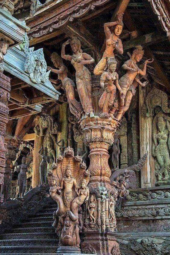 क्या ये लकड़ी है??,,,काठ से बना है???

नहीं,,ये पत्थर है,,,
अचरज मत करिए,,ये तो सनातन स्थापत्य विज्ञान का छोटा सा नमूना है,,,

जो मिटा दिया है आपकी किताबों से इतिहासकारों ने,,

काशीराज_काली_मंदिर_बनारस