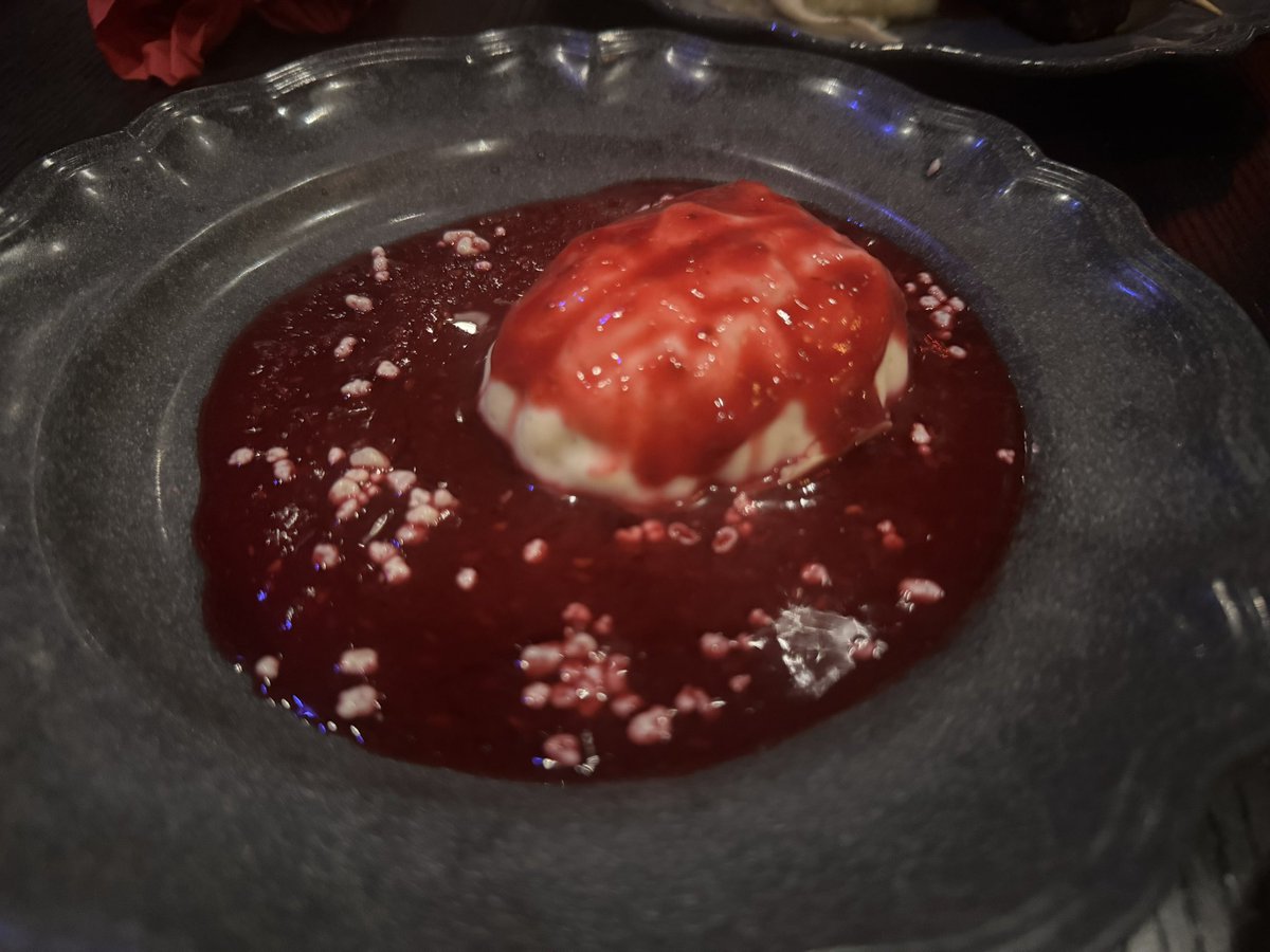 LunaSnowMain's tweet image. The brain was surprisingly good at Das Stakehaus #epicuniverse #darkmoor