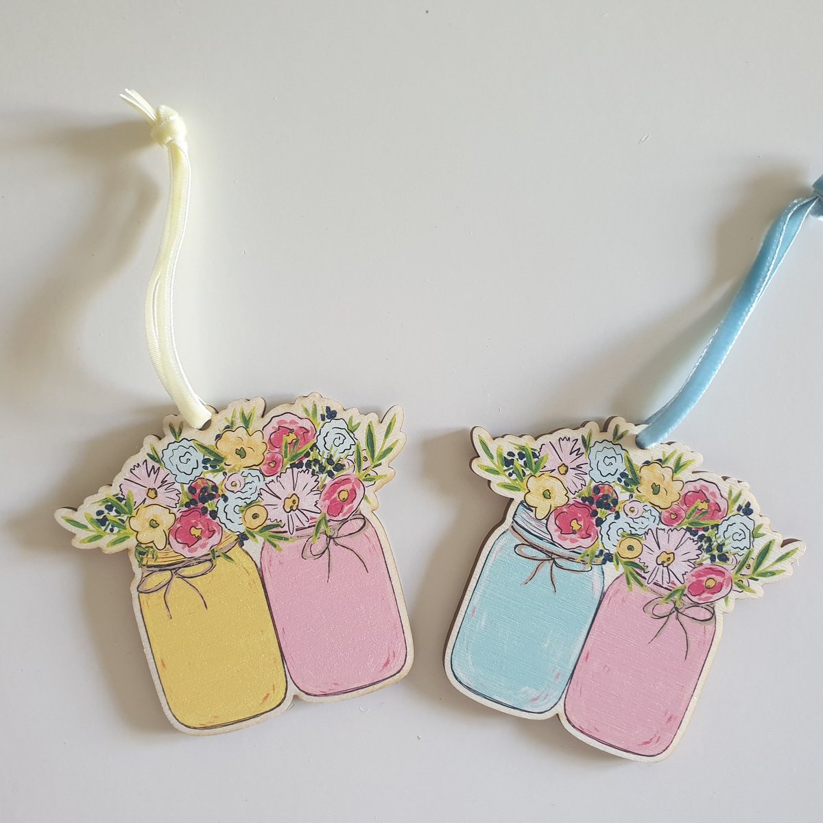 These sweet pastel coloured wooden flower decorations are new in my Etsy shop this week. They make lovely little postable birthday  gifts or keepsake tokens #UKGiftAM #UKGiftHour 
sarahbenning.etsy.com/listing/431430…