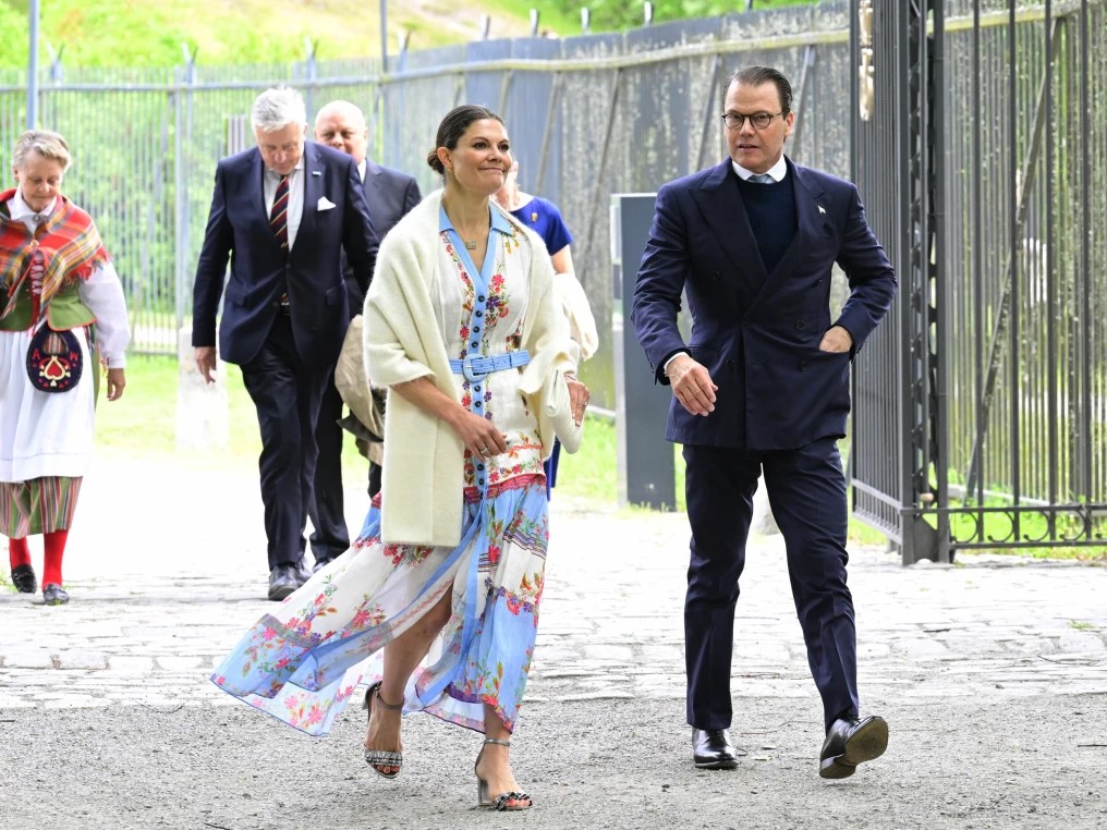 rwthofficial's tweet photo. 🇸🇪
#Sweden’s Crown Princess Victoria and Prince Daniel attended the Swedish National Day celebration 2025, in which they met with people and local organisations at Haga Park in Solna.

📸 SPA #KronprinsessanVictoria #PrinsDaniel #Kungahuset #Sverige https://t.co/njQjpzMcFE