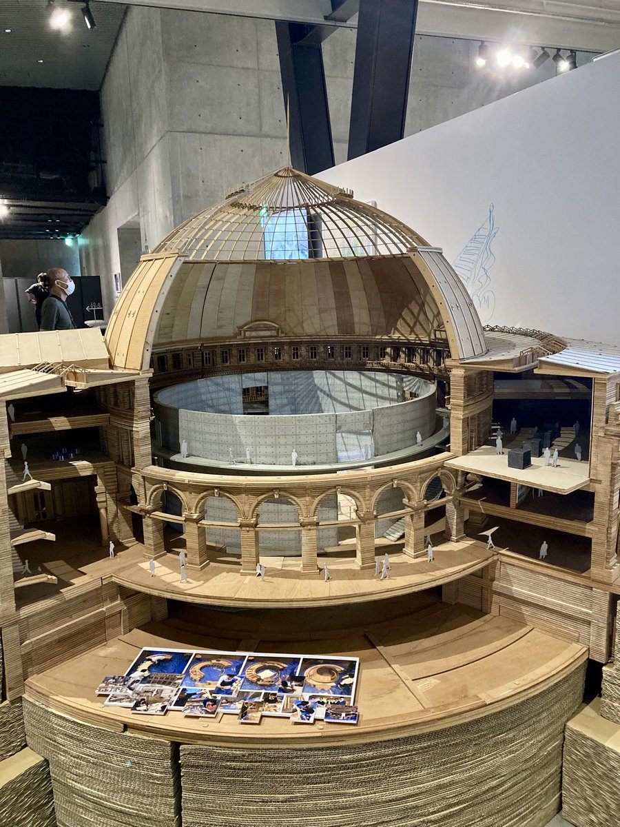 安藤忠雄展グラングリーン大阪VSへ。建築模型も素晴らしいし、没入型の映像体験も見応えありました。来場予定のない日でしたが偶然にも安藤先生が来場され、図録にサインを。とてもラッキーな休日でした！#安藤忠雄