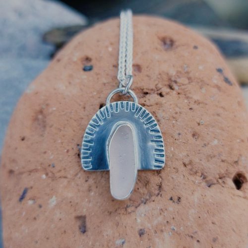 i_love_dolly's tweet image. Pretty sea glass colours today, wrapped up in handcrafted traditionally silversmithed jewellery. How is it that this beautiful material known as sea glass is technically classed as litter from the beach?! 😱 #UKGiftHour #UKGiftAM
ilovedollyjewellery.co.uk
#seaglass