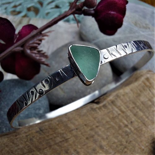 i_love_dolly's tweet image. Pretty sea glass colours today, wrapped up in handcrafted traditionally silversmithed jewellery. How is it that this beautiful material known as sea glass is technically classed as litter from the beach?! 😱 #UKGiftHour #UKGiftAM
ilovedollyjewellery.co.uk
#seaglass