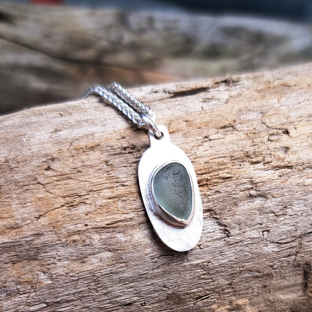 i_love_dolly's tweet image. Pretty sea glass colours today, wrapped up in handcrafted traditionally silversmithed jewellery. How is it that this beautiful material known as sea glass is technically classed as litter from the beach?! 😱 #UKGiftHour #UKGiftAM
ilovedollyjewellery.co.uk
#seaglass