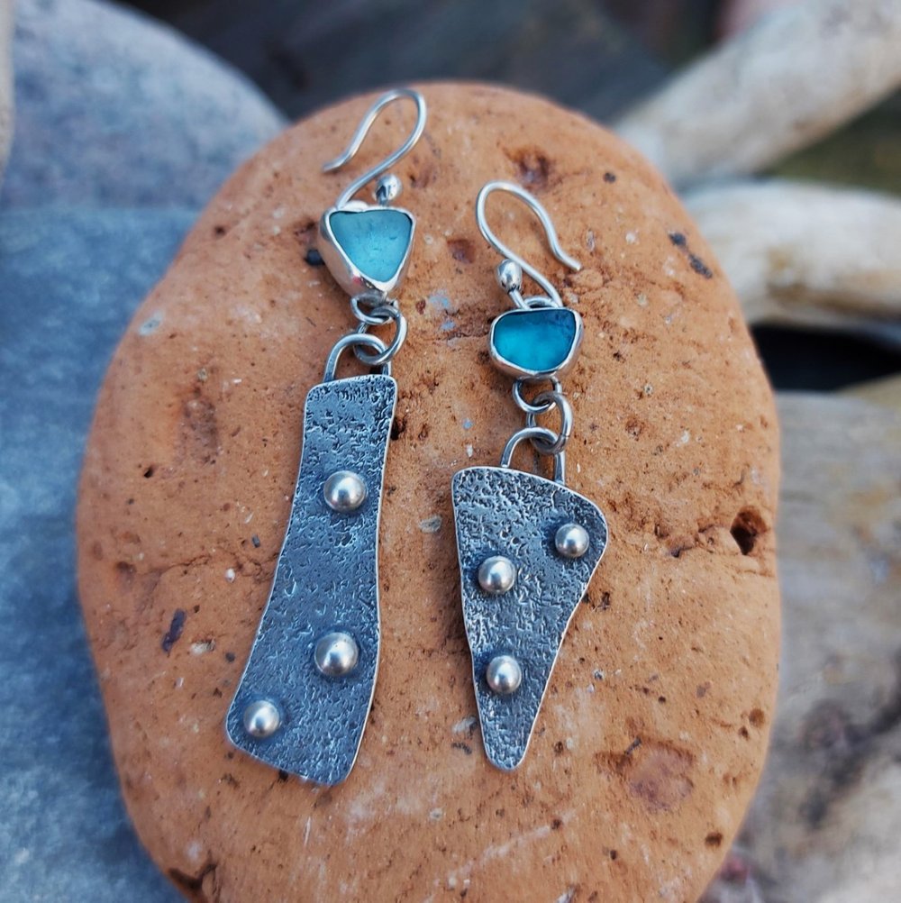 i_love_dolly's tweet image. Pretty sea glass colours today, wrapped up in handcrafted traditionally silversmithed jewellery. How is it that this beautiful material known as sea glass is technically classed as litter from the beach?! 😱 #UKGiftHour #UKGiftAM
ilovedollyjewellery.co.uk
#seaglass