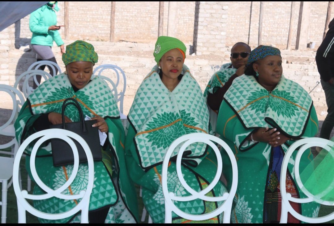 It appears that almost every notable event in #Lesotho of modern day is marked with a new blanket.🤩🤔 The practice has also engulfed church groups and, unsurprisingly, party political groupings.

The Basotho blanket, its history, and more importantly, its economics are some