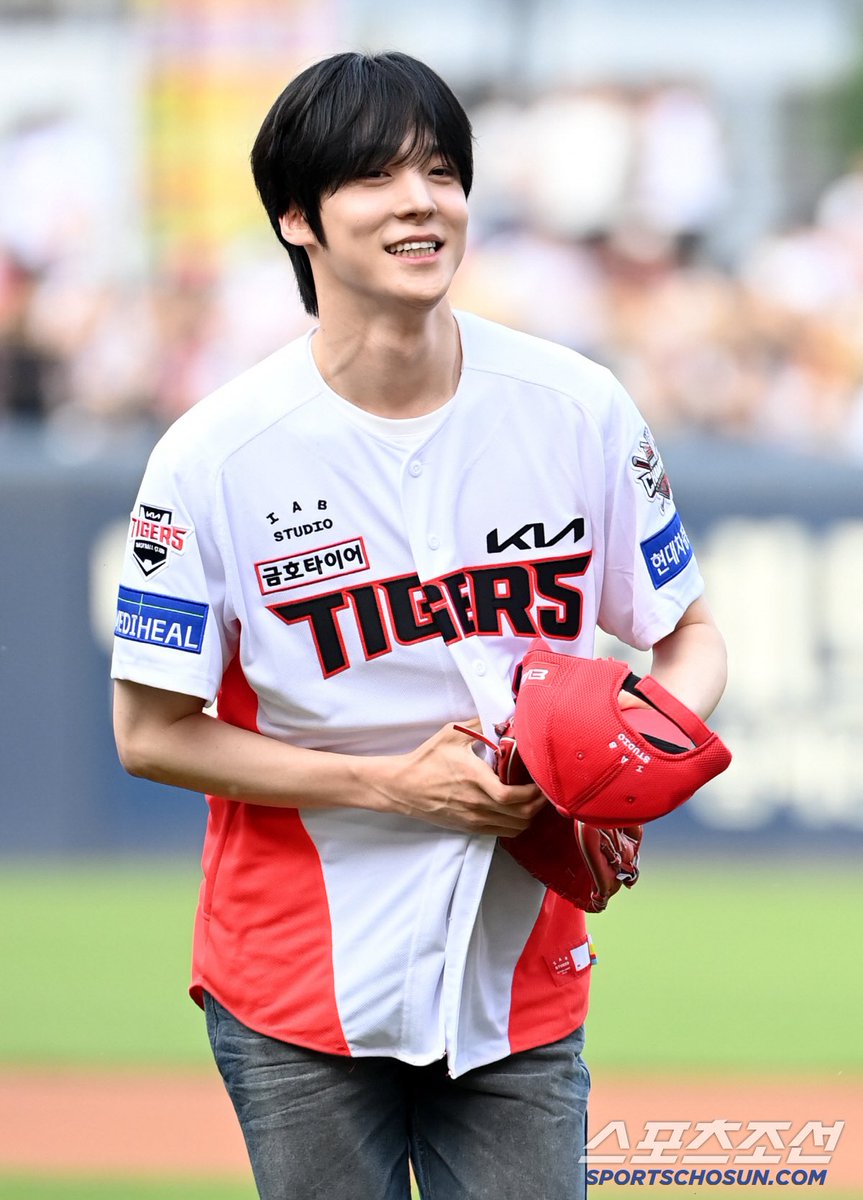 [📷] Yunho throws the first pitch at the KIA Tigers vs. Hanhwa Eagles match

#ATEEZ #에이티즈 #YUNHO