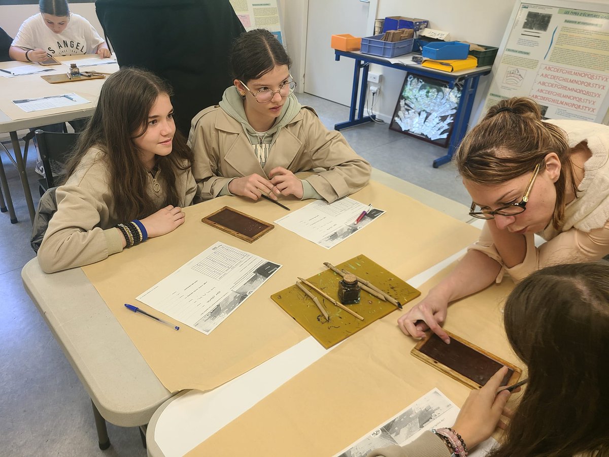 Sortie annuelle pour les latinistes de 5ème et de 4ème : le parc archéologique européen de Bliesbruck-Reinheim 🏛.

Au programme, visite des thermes, ateliers d'écriture et d'archéologie. 

Des élèves motivés et une belle journée malgré la météo ☁️