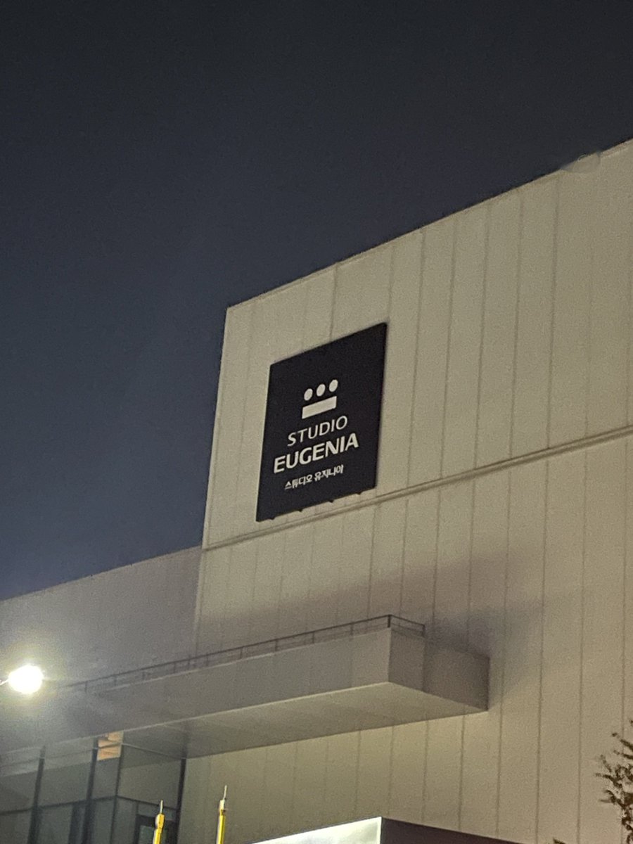 era2ra's tweet photo. 비마보 몬엑 심사 회차 ,, 갓생 살다보니 좋은 기회로 갑자기 다녀왓는데요 재밋네요 ㅋ

형원이에게 안녕 했더니 진짜 한참 보다가 눈 똥그래져서 (눈개큼) 
니가 왜 여기있어 얼굴로 계속 보더니
마이크 잡고는 몬베베들 좀 있는 거 같은데
여기서 뭐하냐고 해서 웃겼뇌요..
너 보러 간 건데ㅠ https://t.co/9FN7rnkB6z
