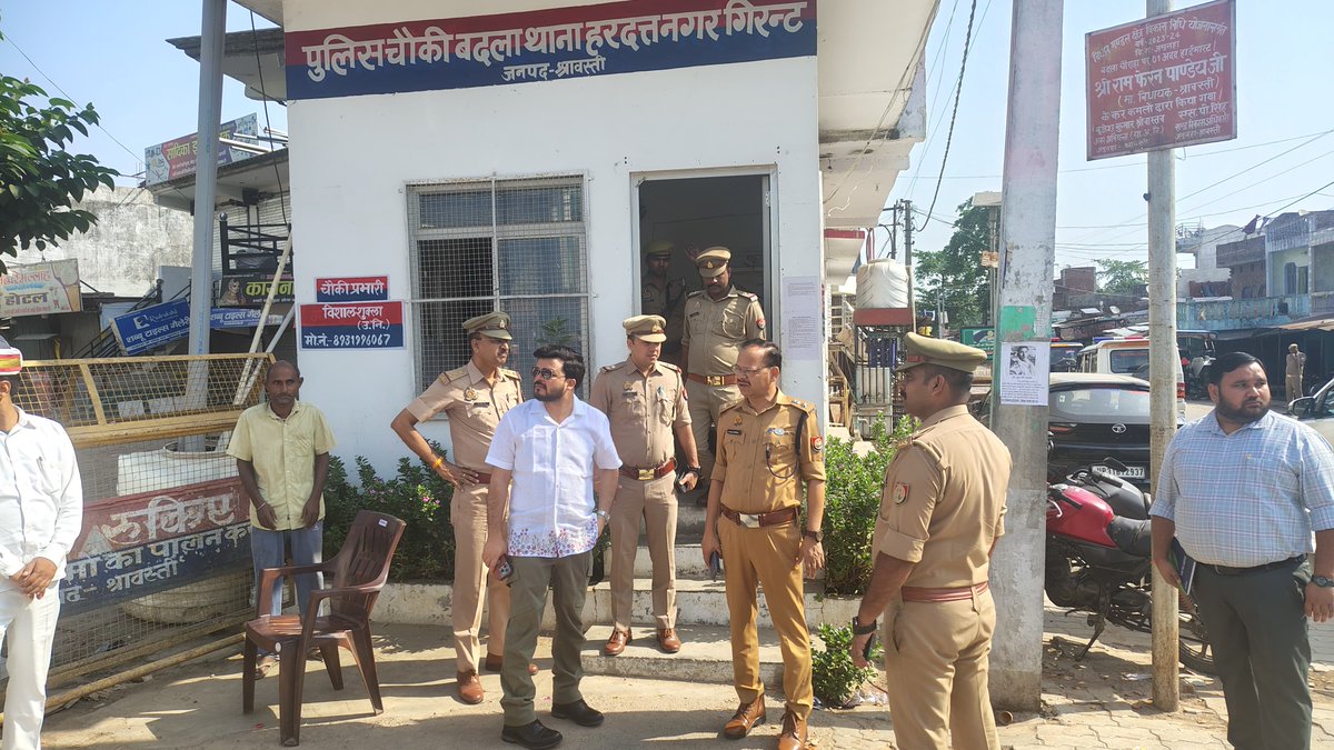 shravastipolice's tweet photo. पर्व बकरीद के दृष्टिगत #DMSVI श्री अजय कुमार द्विवेदी व #SPSVI श्री घनश्याम चौरसिया भारी संख्या में पुलिस बल के साथ जनपद में भ्रमणशील-
कस्बा भिनगा में ईदगाह तिराहा व कस्बा बदला पहुंचकर सुरक्षा व्यवस्था का लिया जायजा-
ड्यूटीरत कर्मियों को आवश्यक दिशा निर्देश दिए।
#UPPolice https://t.co/IQYgHECp8h