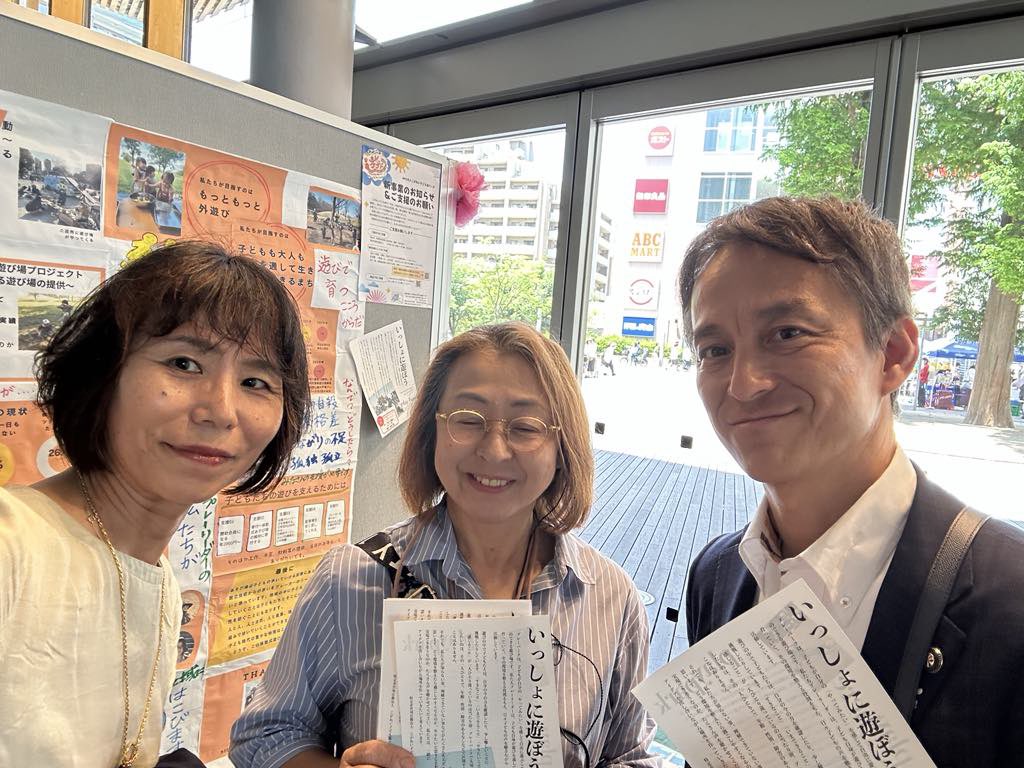 shirai106's tweet photo. 小金井宮地楽器ホールで開催されているキッズカーニバルへ。子育て関連の団体の様々なブースで子どもも楽しめるワーク��ョップや体験、展示があります。地域のつながりの機会ともなり、地域みんなで子育てする小金井市をまさに表しているイベント。明日まで開催しています！ https://t.co/wy2WZB3qta