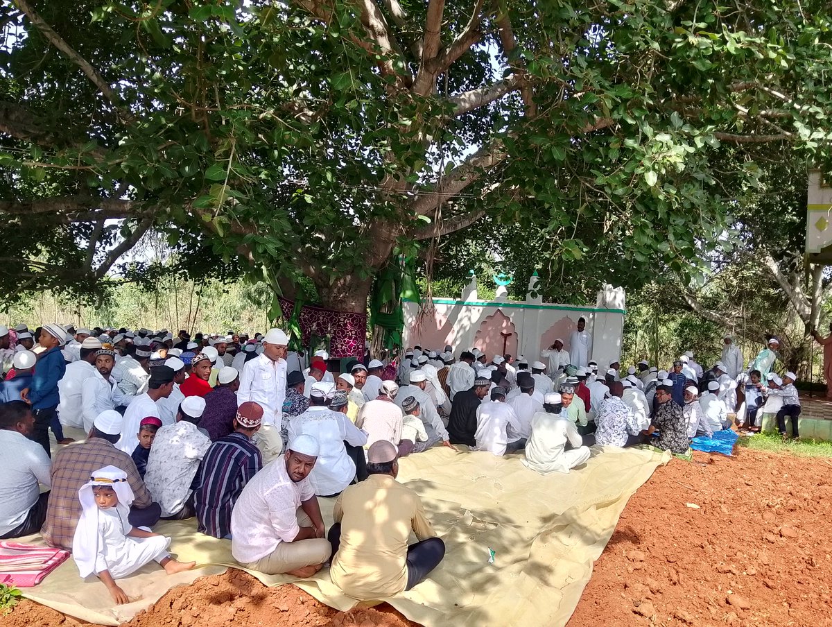 ಈ ದಿನ ಬಕ್ರಿದ್ ಹಬ್ಬದ ಪ್ರಯುಕ್ತ ದೊಡ್ಡಬೆಳವಂಗಲ ಪೊಲೀಸ್ ಠಾಣಾ ವ್ಯಾಪ್ತಿಯ ದೊಡ್ಡಬೆಳವಂಗಲ  ಮಸೀದಿಗೆ ಸೂಕ್ತ ಪೊಲೀಸ್ ಬಂದೋಬಸ್ತ್ ಹಾಗೂ ಗಸ್ತು ಮಾಡಲಾಗಿರುತ್ತದೆ..