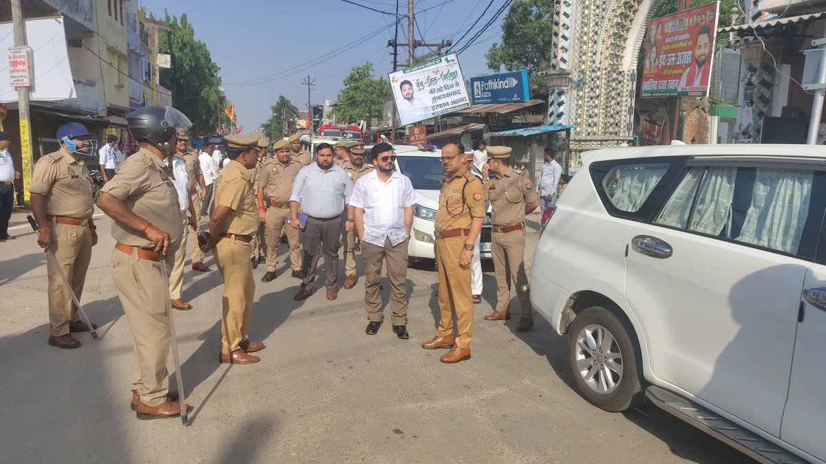 shravastipolice's tweet photo. पर्व बकरीद के दृष्टिगत #DMSVI श्री अजय कुमार द्विवेदी व #SPSVI श्री घनश्याम चौरसिया भारी संख्या में पुलिस बल के साथ जनपद में भ्रमणशील-
कस्बा भिनगा में ईदगाह तिराहा व कस्बा बदला पहुंचकर सुरक्षा व्यवस्था का लिया जायजा-
ड्यूटीरत कर्मियों को आवश्यक दिशा निर्देश दिए।
#UPPolice https://t.co/IQYgHECp8h