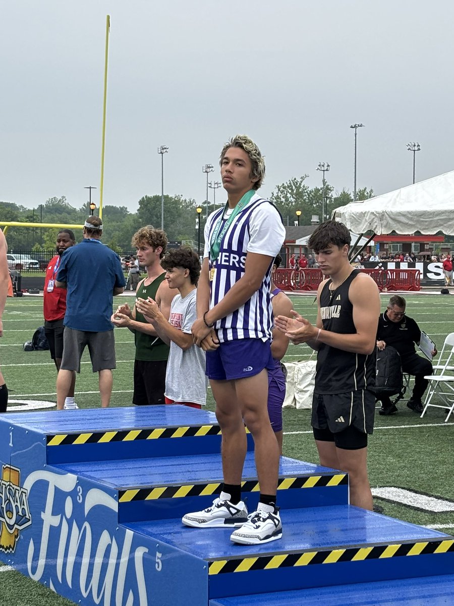 bhssxctf's tweet image. Sophomore Arthur Banks places 5th at the IHSAA State Meet with a jump of 15’!  Congratulations Arthur!!
@BHSS_Athletics