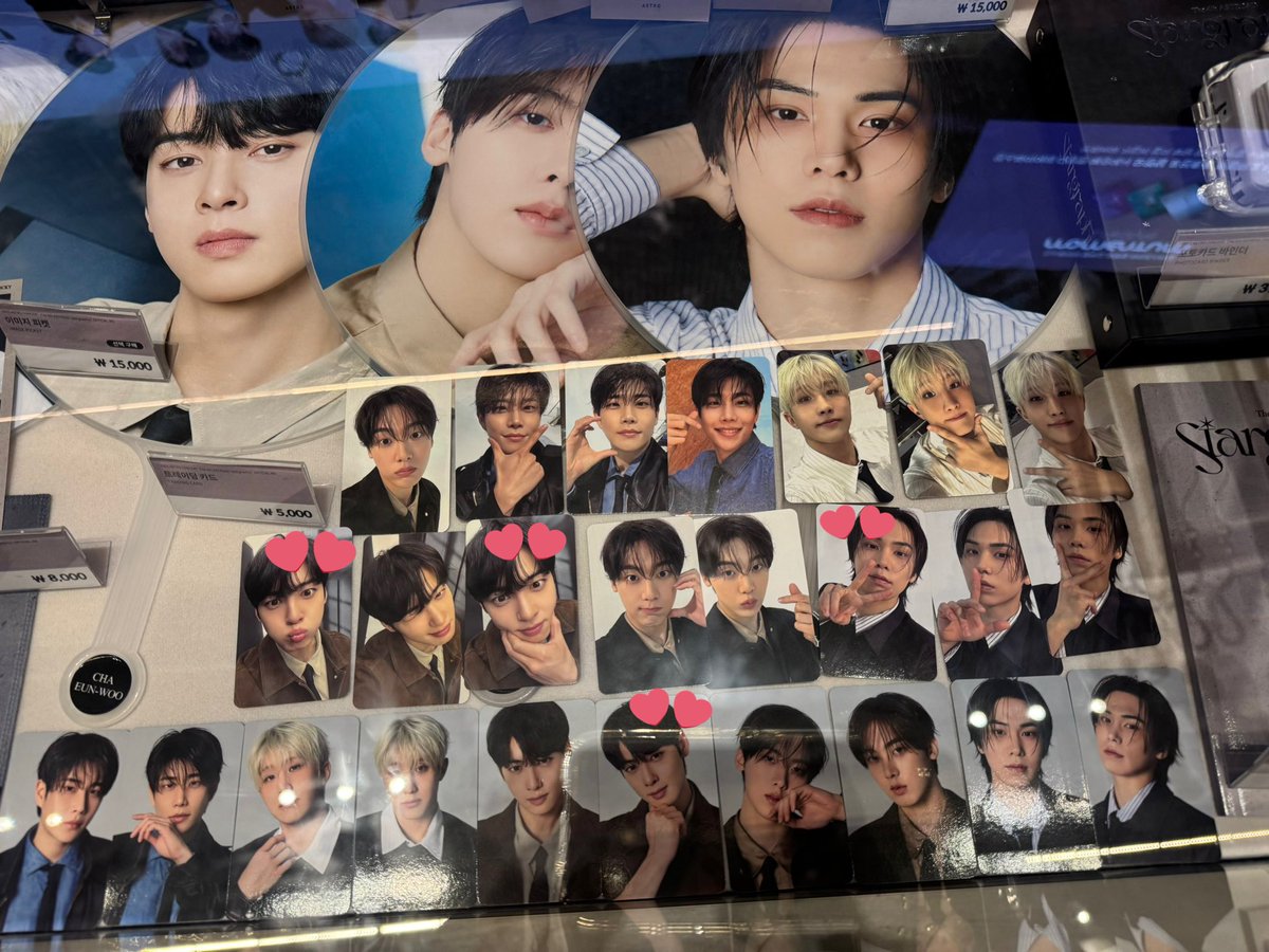Astro10567962's tweet photo. ASTRO Stargraphy トレカ 交換

譲)画像のもの
求）3枚目　💕のもの
　　
2枚目オンラインMD特典⇆現地購入特典（ウヌ）

現場付近におりますのでお気軽にお声掛けください https://t.co/E4AsGoNSBQ