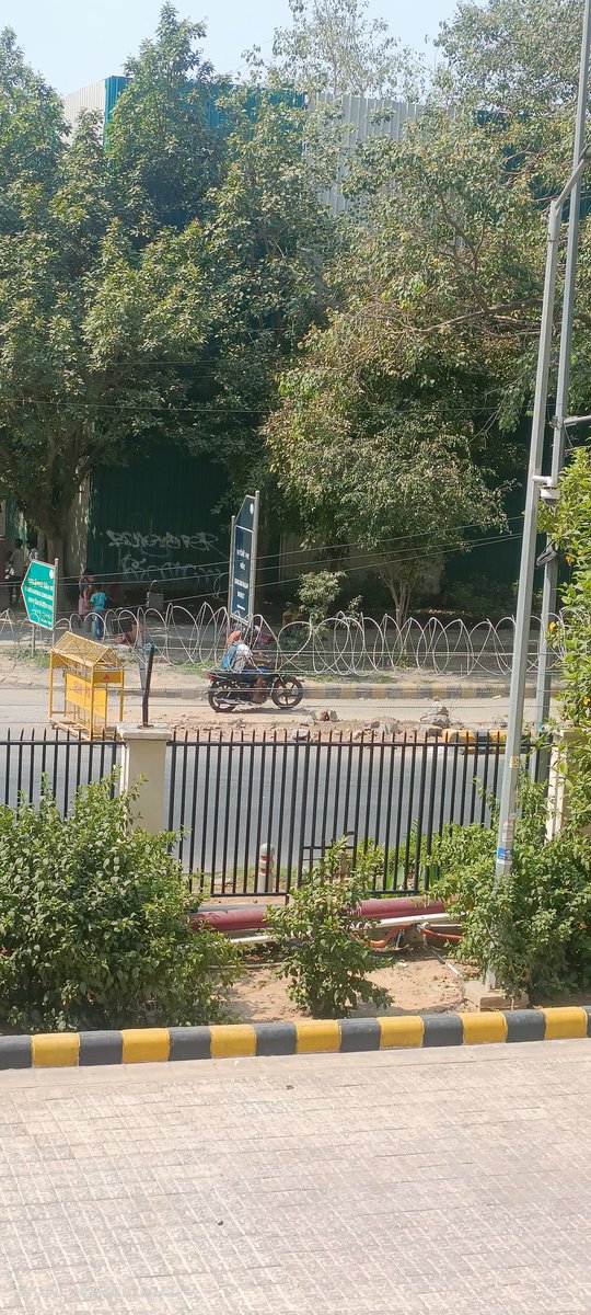 instinct91's tweet photo. Lot of construction debris is on the T- intersection of brigd. Hoshiayar singh marg and Rajamata vijayaraje scindian marg. It will be a traffic chaos after some time when the SN market open. Please remove the debris for a smooth flow of traffic. @dtptraffic @tweetndmc https://t.co/mX703T4LAG