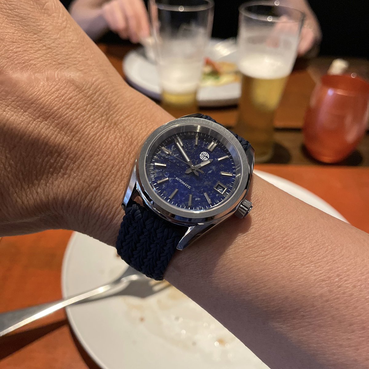 masaone_4103's tweet photo. 皆様、こんにちは🙋🏻♂️⌚️
ランチは東区のLillaさんです。
そして休日は自作時計を愛でます😌
相棒は自作のラピスラズリにEULITのパーロンストラップ💙
#腕時計 #MOD #カスタムウォッチ #EULIT https://t.co/7BoDQVKdI3