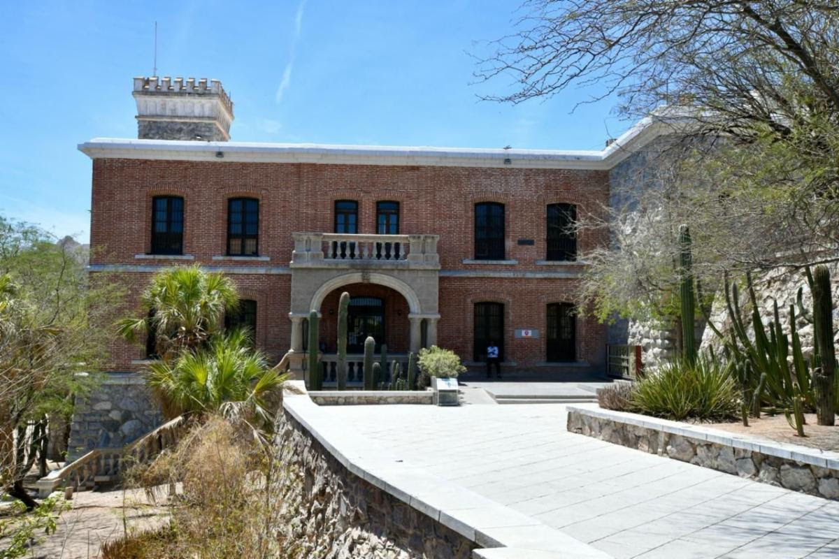 Para dar continuidad a la modernización del Centro Histórico de #Hermosillo el gobernador <a href="/AlfonsoDurazo/">Alfonso Durazo</a> se reunió con el sector empresarial para presentar los avances del proyecto de desarrollo de un corredor turístico desde el Mercado Municipal hasta el Museo Regional de Sonora