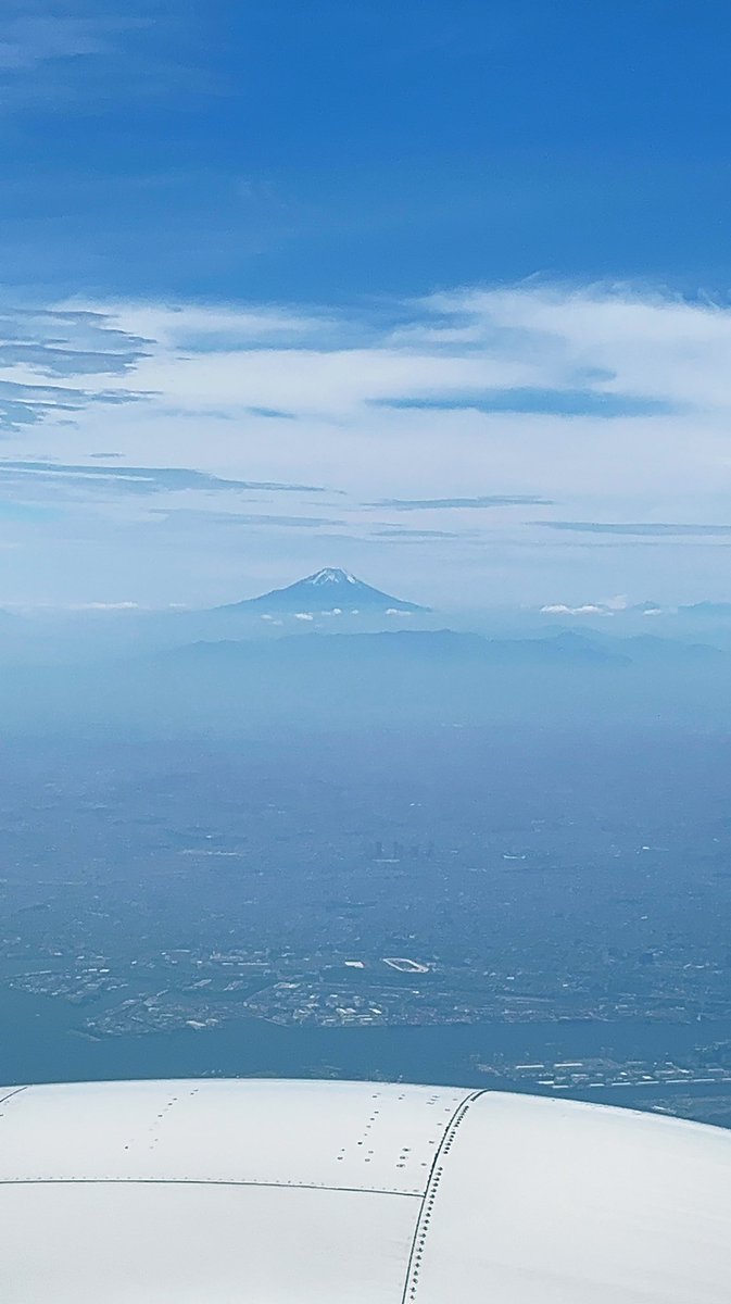 飛行機と雲海と富士山と。
行ってきます！✈️

雨が止んでも止まなくても！
踊り狂うぞー！🕺✨

#エンガブ 
#ENViiGABRIELLA LIVE TOUR 2025
#ENGABALL 
#ZeppSapporo