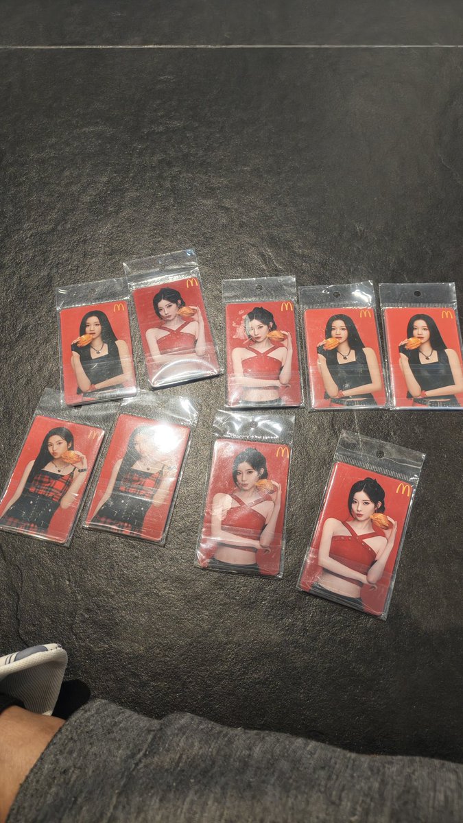 gotjihaha's tweet photo. Giveaway มีการ์ดมาแจกจ้า หน้าHall 5 #HELLO_MONSTERS_BKK https://t.co/msujATe5Bb