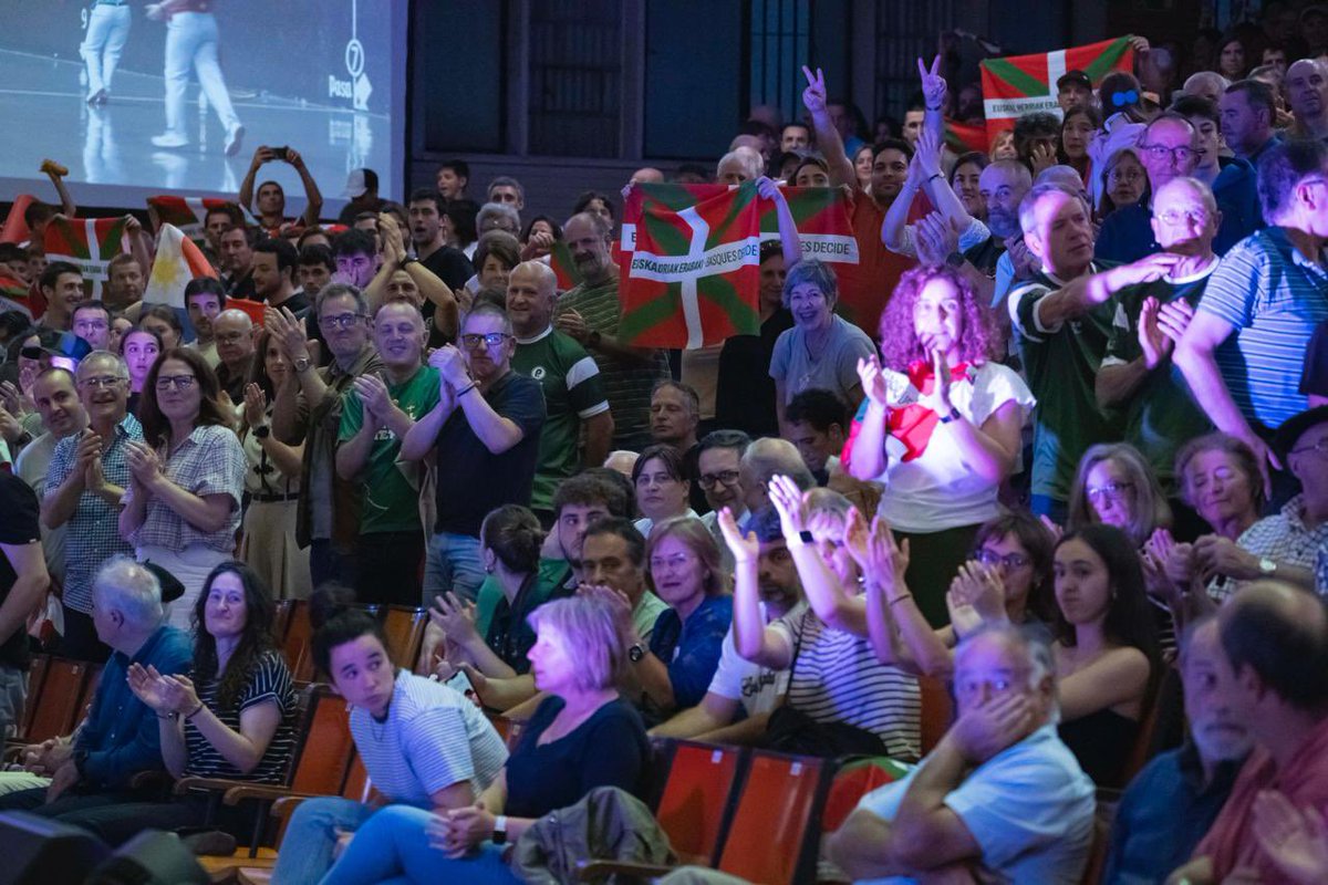 Txapeldunen mezu argia: Euskal Herriak erabaki. Basques decide.

Aturritik Ebrora, #NazioaGara!