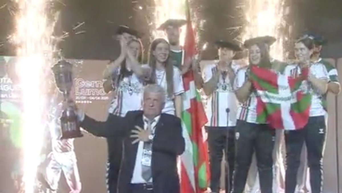 ArnaldoOtegi's tweet photo. Txapeldunen mezu argia: Euskal Herriak erabaki. Basques decide.
Aturritik Ebrora, #NazioaGara! https://t.co/E9xIXg41fn