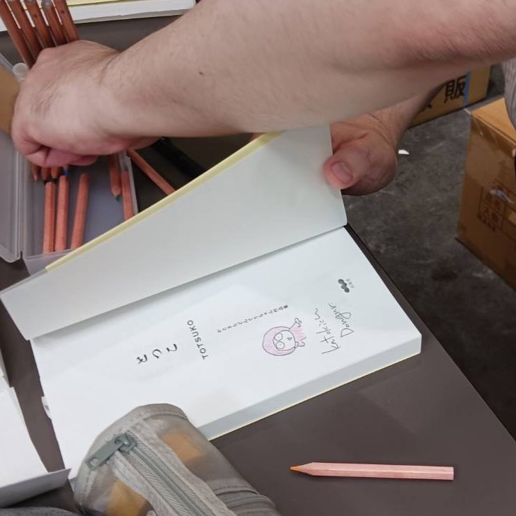 さわや書店フェザン店に「とつこ」サイン本×五冊置いてあります、お忙しい中レジ横で描かせてもらいました‥

（´-`）.｡oO（店長さんが「五冊とも違う絵なんですか」とおっしゃってましたが普通は同じ絵を描くんでしょうか？