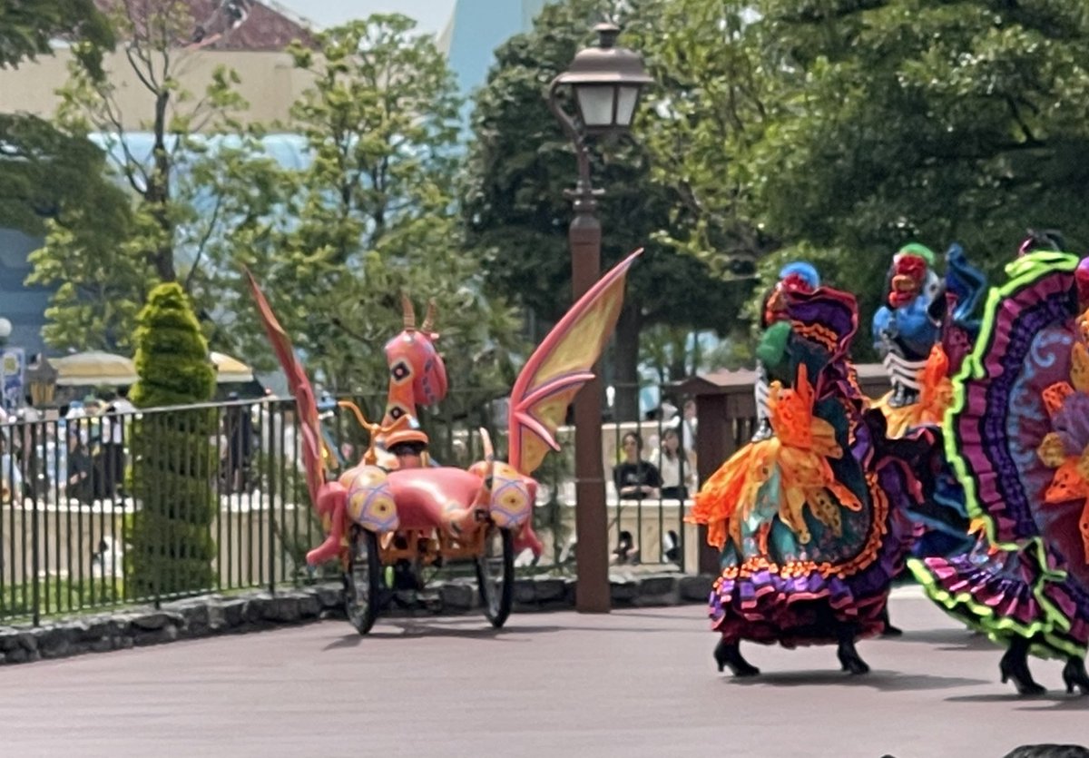 Disney_and_I's tweet photo. #TDR__now 
本日のハモカラ
ココパートでアレブリヘ(?)のペダルが取れるハプニングあり
しばらくパレルに置き去りにされていました https://t.co/fxi2gV8uNx