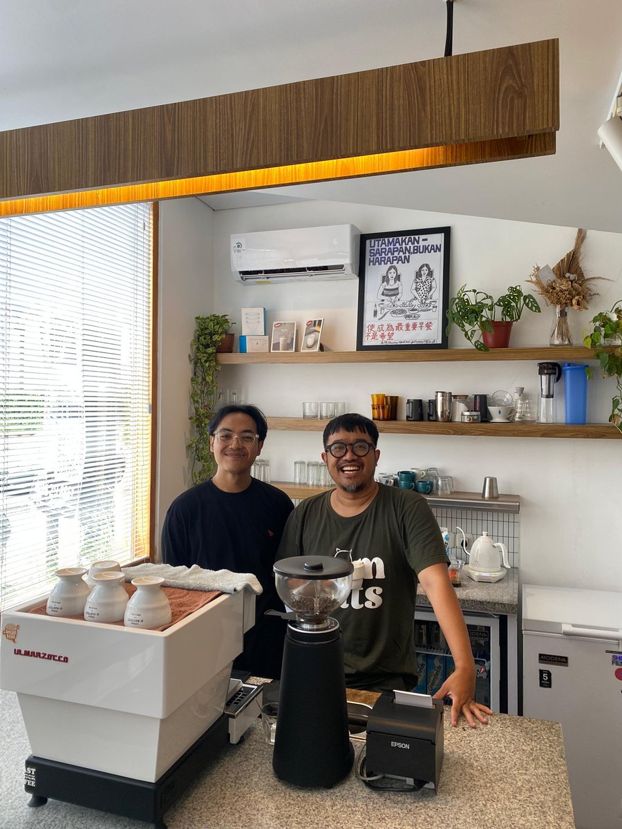 Kaget banget tiba-tiba mas <a href="/efenerr/">Farchan Noor Rachman</a> dateng pas aku ngeshift. Sebagai orang yang baru jadi barista selama 2 bulan, saya merasa tersanjung🙏🏻