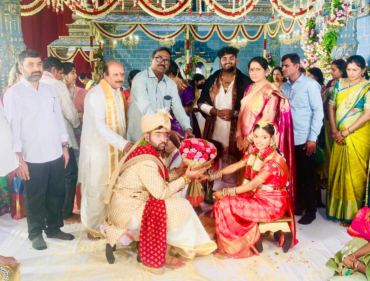 హైదరాబాద్ VRC కన్వెన్షన్ నందు #BRTU రాష్ట్ర అధ్యక్షులు రాంబాబు యాదవ్ గారి కుమారుడు సృజన్-దివ్య ల వివాహానికి హాజరై వదువరులను ఆశీర్వదించిన మాజీ మంత్రి #పువ్వాడ అజయ్ కుమార్ గారు.

<a href="/BRSparty/">BRS Party</a>