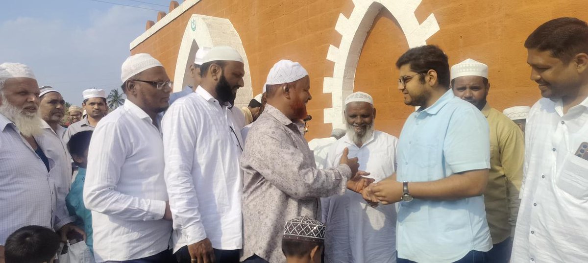 आज तासगाव ईदगाह मैदान येथे नमाज अदा करण्यासाठी आलेल्या सर्व मुस्लिम बांधवांची भेट घेतली आणि बकरी ईद निमित्त मनःपूर्वक शुभेच्छा दिल्या.
ईद मुबारक! ✨🌙
#EidMubarak2025
#rrpatil #wewillrise