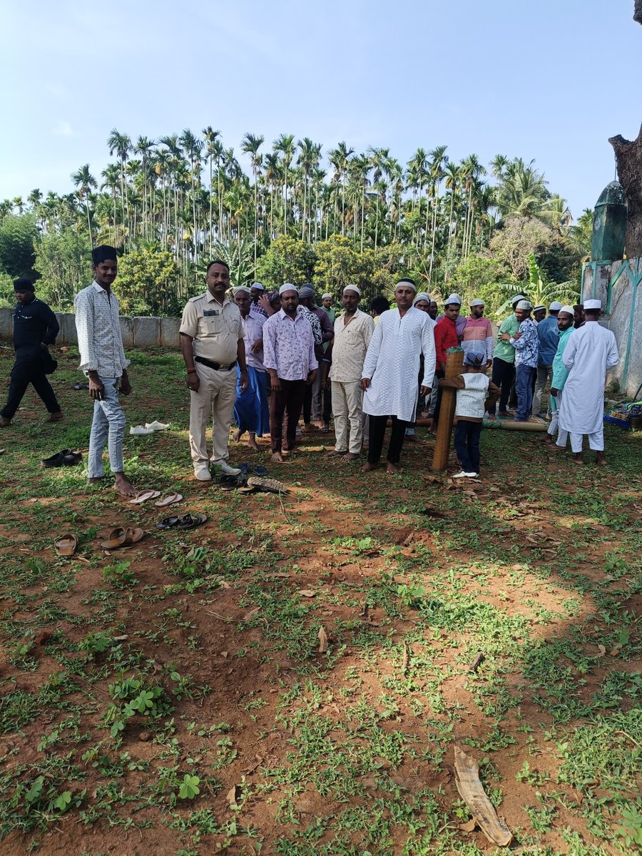 ಈ ದಿನ ಬಕ್ರಿದ್ ಹಬ್ಬದ ಪ್ರಯುಕ್ತ ದೊಡ್ಡಬೆಳವಂಗಲ ಪೊಲೀಸ್ ಠಾಣಾ ವ್ಯಾಪ್ತಿಯ ಪುಟ್ಟಯ್ಯನ ಅಗ್ರಹಾರ, ಹಣಬೆ, ತಿಪ್ಪೂರು ಮಸೀದಿಗೆ ಸೂಕ್ತ ಪೊಲೀಸ್ ಬಂದೋಬಸ್ತ್  ಏರ್ಪಡಿಸಿರುತ್ತೆ