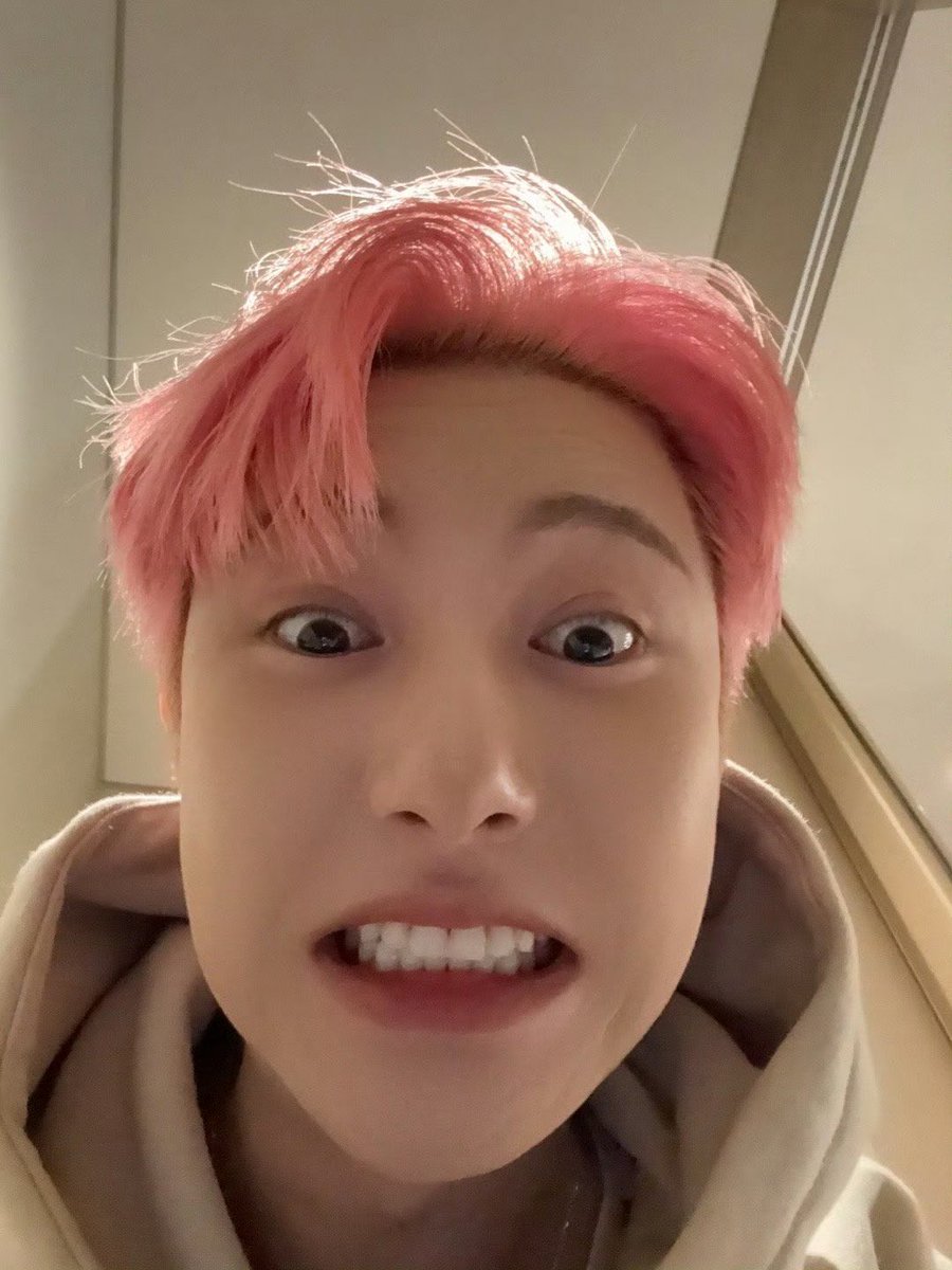 renjeonah's tweet photo. just pink renjun and his 😬 pose ㅎㅎ https://t.co/IPfiRtJvbB