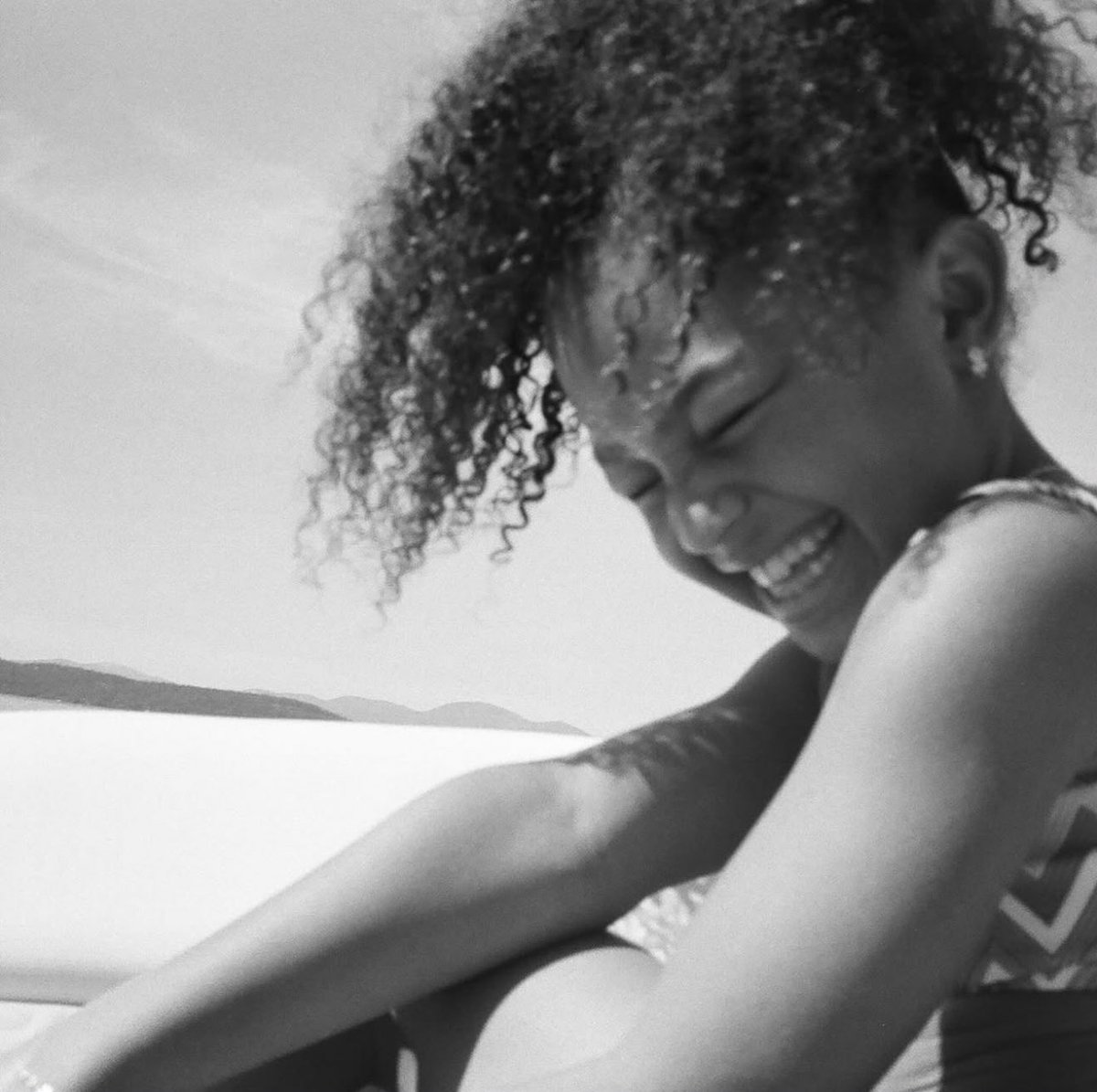 Queenofreckles's tweet image. Pieces 🩶