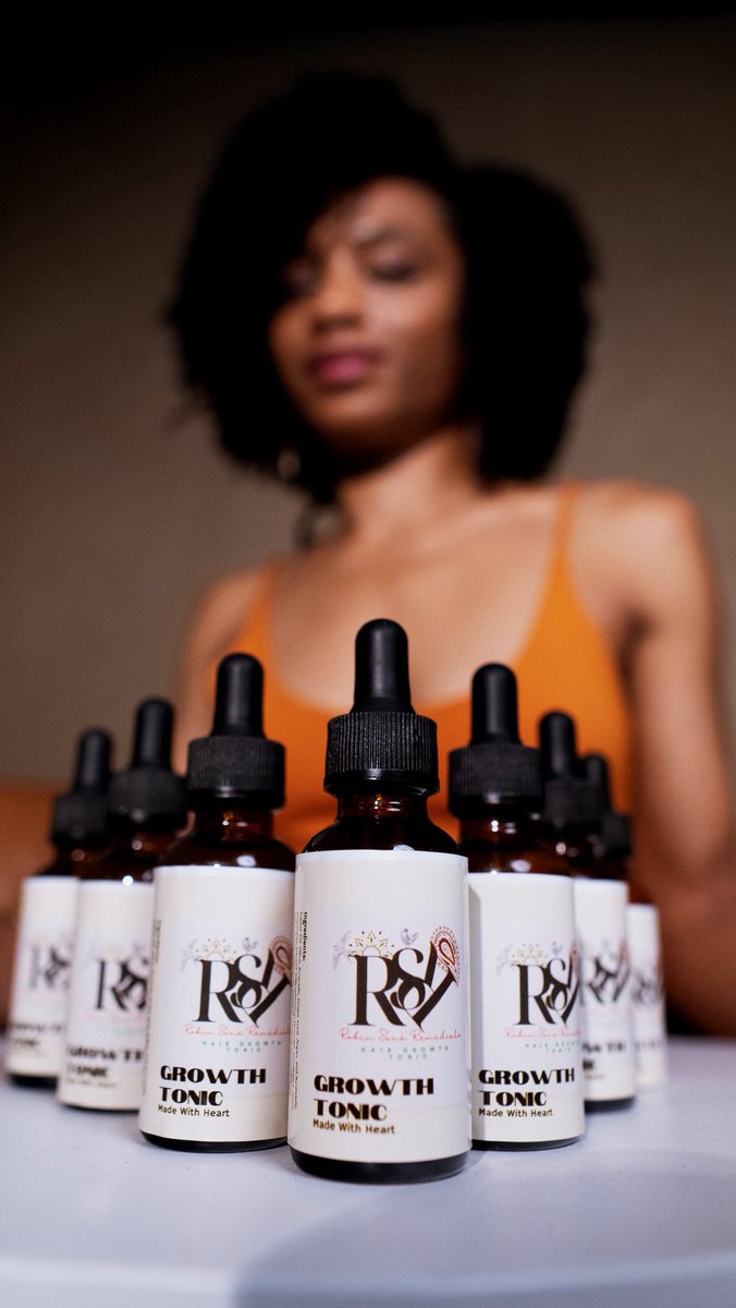 ShellieSweets's tweet image. Sea Moss labels otw. Growth oil is available. S/o to my shooter @KaloNoFrida #productshoot 🙏🏾🫶🏾💪🏾