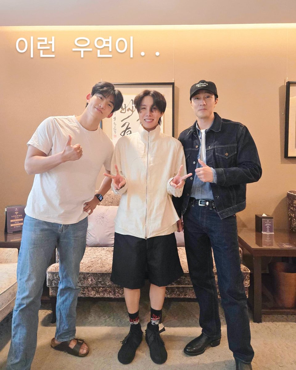 우왕..이 조합 미쳤다...옥택연 제이홉 소지섭 미친조합
어제 소지섭님 나오는 넷플 시리즈 광장 봤는데 너무 재밌게 잘 봤습니다!!!!