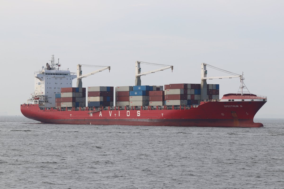 panamaru2's tweet photo. #SPECTRUM_N #IMO9429314
#Container_Ship 26435GRT 208m
b-2009 JIANGSU YANGZIJIANG SHIPBUILDING
#OOCL #KTX4_Service /マニラ航路 で運用されているのギア付コンテナ船 #SPECTRUM_N が前港神戸より横浜航路に入り本牧ふ頭C突堤に接岸しました
船体には #NAVIOS の白いロゴが見えます
20250607 https://t.co/lritTy2aj9