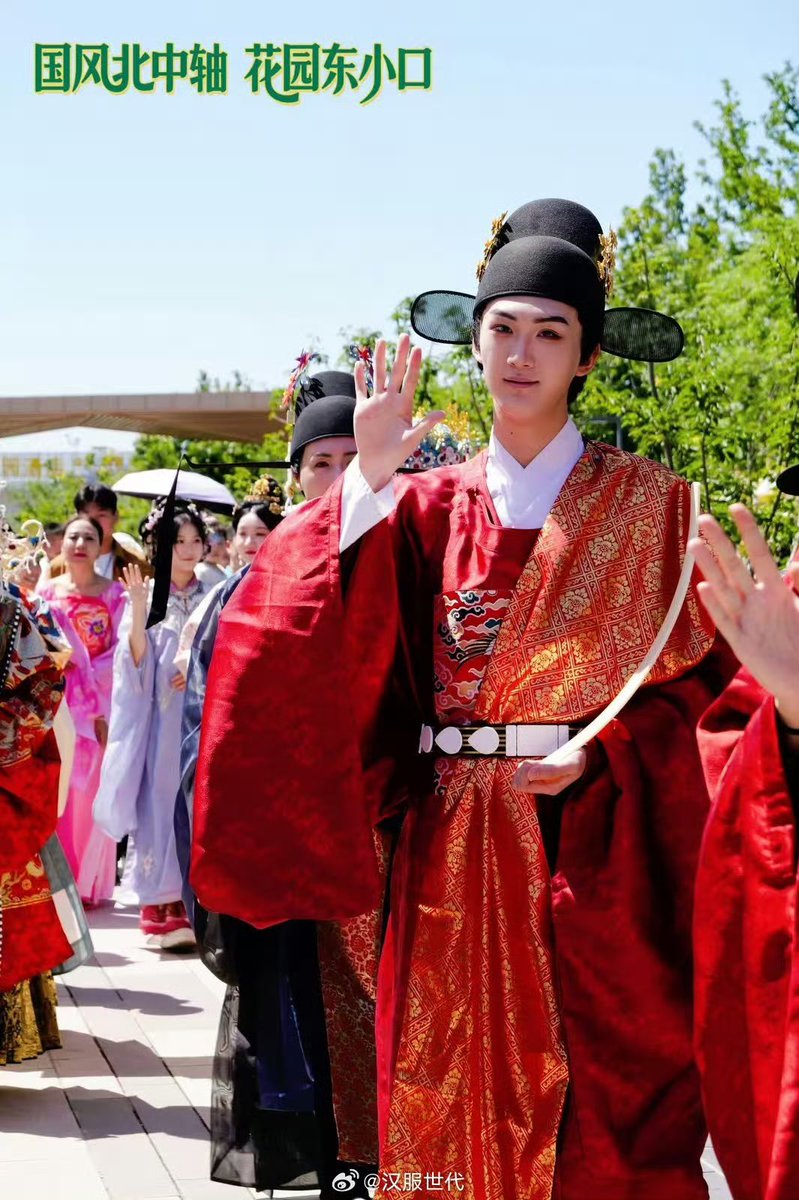 本日は中国の高考(ガオカオ)という大学入学共通テス トの初日。この高考の時期に当たって、漢服愛好家たちも、明代の科挙合格者の姿で受験生にエールを送っています。掲げられた看板には、「金榜題名」「状元及第」「魁星点斗」「独占鰲頭」など、科挙合格にちなんだ縁起の良い四字熟語が並びます。